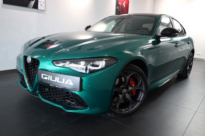 Alfa Romeo - Giulia 2.0 16V 280 AT8 Q4 Tributo Italiano